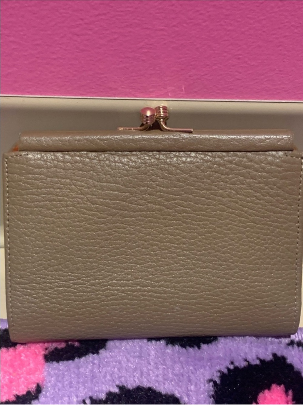 Dooney & Bourke Teton Taupe Leather Wallet with Black Panel & Kisslock GUC - Picture 3 of 14